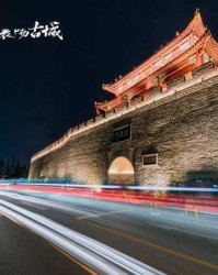 球速体育官方网站- 昂热古城灯光秀联动，中世纪城墙投影球队队徽  