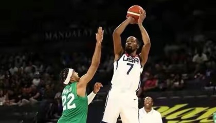  曼联争议红牌引热议，B费染红离场球队惨遭绝杀  