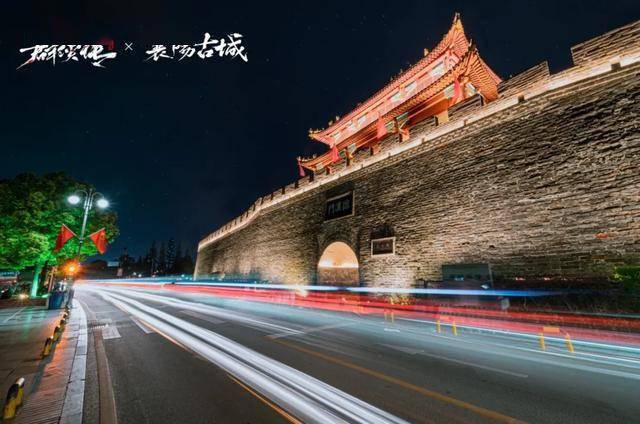  昂热古城灯光秀联动，中世纪城墙投影球队队徽  